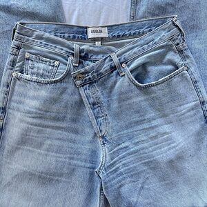 Blue washed Denim jean. BRAND: Aritzia / Golden. Size: 30. Like new, used twice.